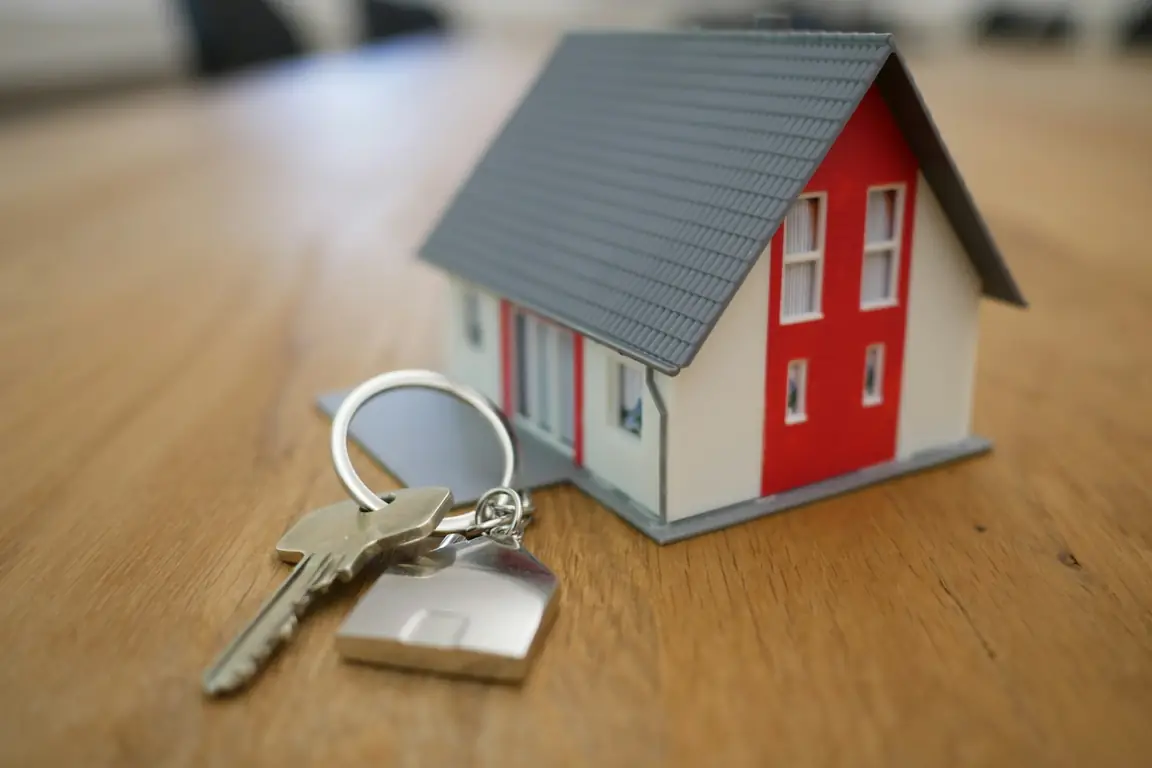 Model home and keys representing mortgage analytics
